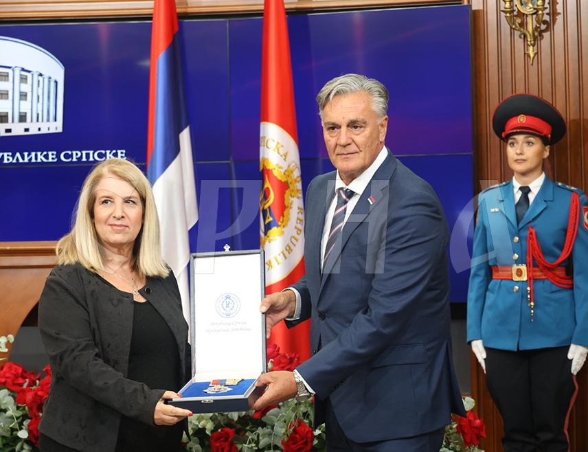 БАЊАЛУКА, 3. СЕПТЕМБРА /СРНА/ - Амбасадор Израела у БиХ Галит Пелег рекла је да јој је велика част што је данас у Бањалуци одликована Орденом заставе Републике Српске са сребрним вијенцем, те истакла да Републику Српску носи у срцу.