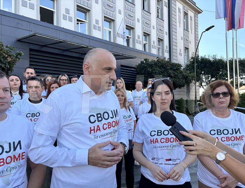 КОЗАРСКА ДУБИЦА, 4. СЕПТЕМБРА /СРНА/ - Предсједник Народне партије Српске /НПС/ Дарко Бањац залијепио је први предизборни плакат у Козарској Дубици, чиме је озваничен почетак предизборне кампање, те поручио да ова странка грађанима нуди реална и остварива рјешења.
