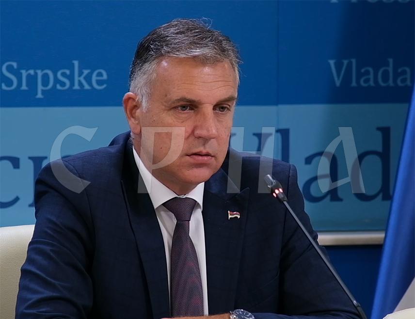 БАЊАЛУКА, 9. СЕПТЕМБРА /СРНА/ - Министар просвјете и културе Републике Српске Боривоје Голубовић изјавио је данас у Бањалуци да ће за ученике основних школа у Српској бити исплаћена једнократна новчана помоћ од 100 КМ, док ће ученицима средњих школа бити дозначено 150 КМ.