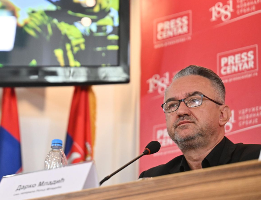 БЕОГРАД, 4. СЕПТЕМБРА /СРНА/ - Дарко Младић, син генерала Ратка Младића, рекао је да породици много значи велика подршка бораца и ветерана из Републике Српске, али и цијелог српског народа, те нагласио да се нада да ће сахрана његовог оца бити достојанствена и достојна човека који је све жртвовао у најтежем периоду за Србе.