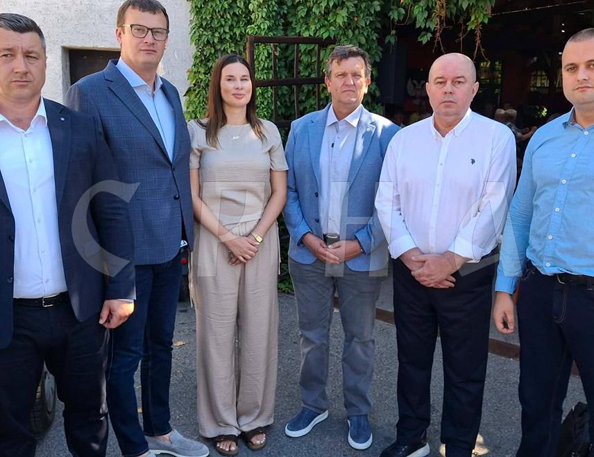 НОВИ ГРАД, 5. СЕПТЕМБРА /СРНА/ - Кандидат Српске демократске странке за предсједника Републике Српске Бранко Блануша рекао је данас у Новом Граду да СДС има озбиљан програм припремљен за предстојеће изборе који се бави свим областима живота.