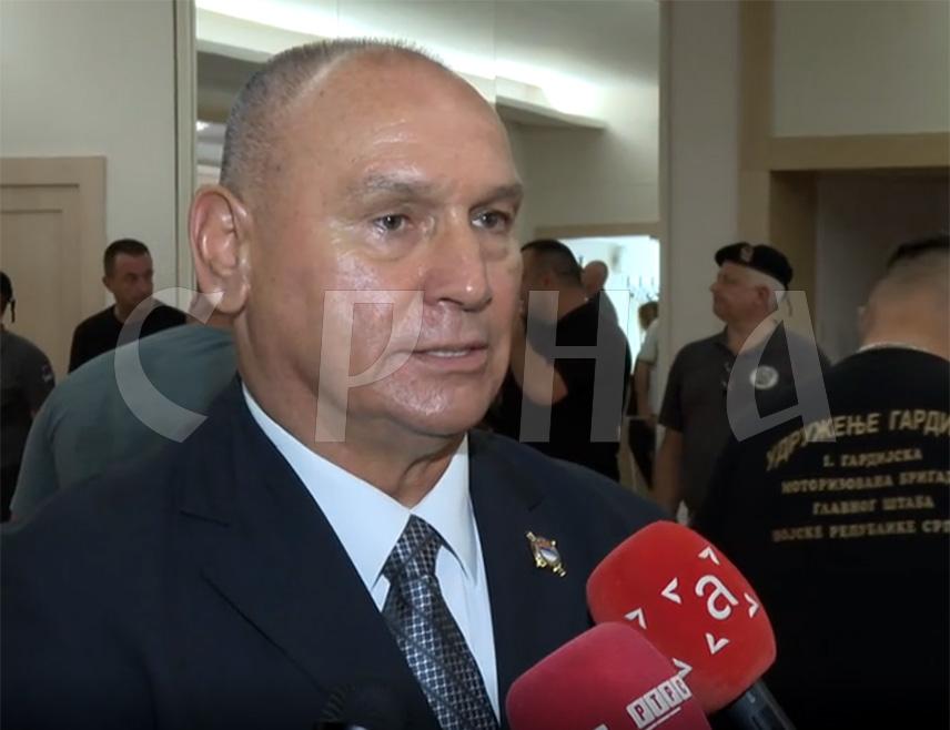 БЕОГРАД, 5. СЕПТЕМБРА /СРНА/ - Предсједник Организације старјешина Војске Републике Српске Слободан Жупљанин рекао је да је са комеморације у Београду послата јасна порука да ће генерал Ратко Младић вјечно живјети у срцима сабораца и народа и да никакве казне, пријаве или пријетње, неће избрисати љубав коју према њему гаје.
