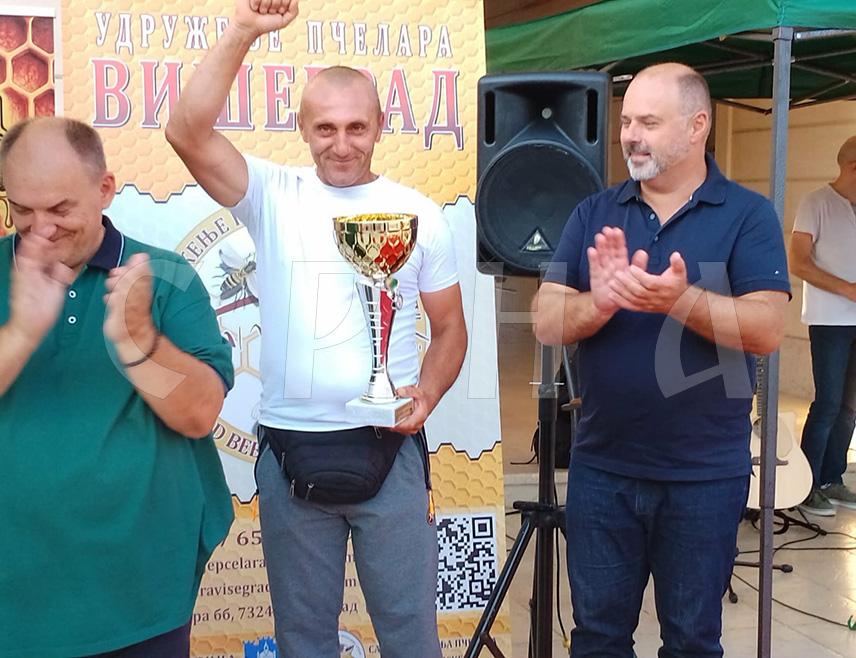 ВИШЕГРАД, 5. СЕПTЕМБРА /СРНА/ – Игор Драгић из Вишеграда освојио је златни пехар за шампиона квалитета на 18. Међународном сајму меда, пчеларских производа и опреме у Вишеграду, на којем је стручни жири оцијенио 167 узорака меда.