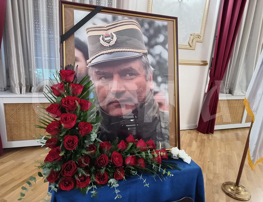 БЕОГРАД, 5. СЕПTЕМБРА /СРНА/ - Породица генерала Ратка Младића апеловала је на све који намјеравају да за сахрану генерала купе цвијеће и вијенце, да тај новац уплате за обољелу дјецу.