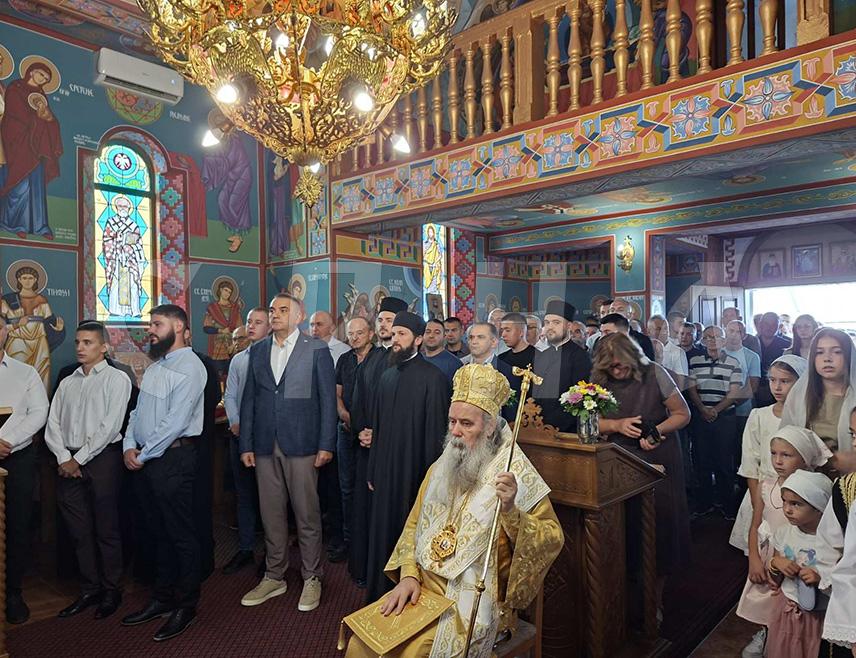 ШАМАЦ, 6. СЕПTЕМБРА /СРНА/ - Његово високопреосвештенство митрополит зворничко-тузласки Фотије служи Свету архијеријску литургију у Храму Светог Цара Лазара у Крушковом Пољу, а дочеку владике и почетку богослужења присуствовао је предсједник Владе Републике Српске Саво Минић.