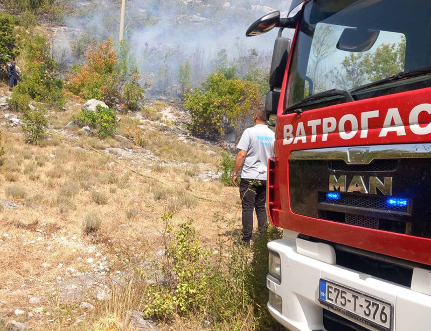 TРЕБИЊЕ, 6. СЕПТЕМБРА /СРНА/ - Tребињски ватрогасци на подручју села Турменти гасе пожар који се данас поново активирао, а тренутно нису угрожене куће и други објекти, саопштено је из Штаба за ванредне ситуације града Tребиња.