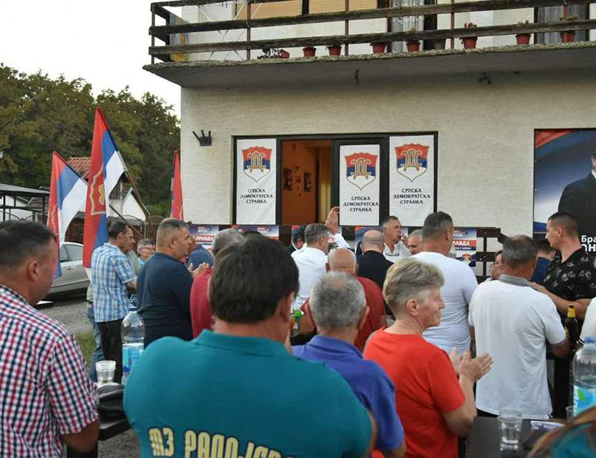 БАЊАЛУКА, 6. СЕПТЕМБРА /СРНА/ - Кандидати СДС-а за предсједника Републике Српске Бранко Блануша и српског члана Предсједништва БиХ Маринко Божовић присуствовали су данас отварању нове страначке канцеларије у Врбашкој код Градишке.
