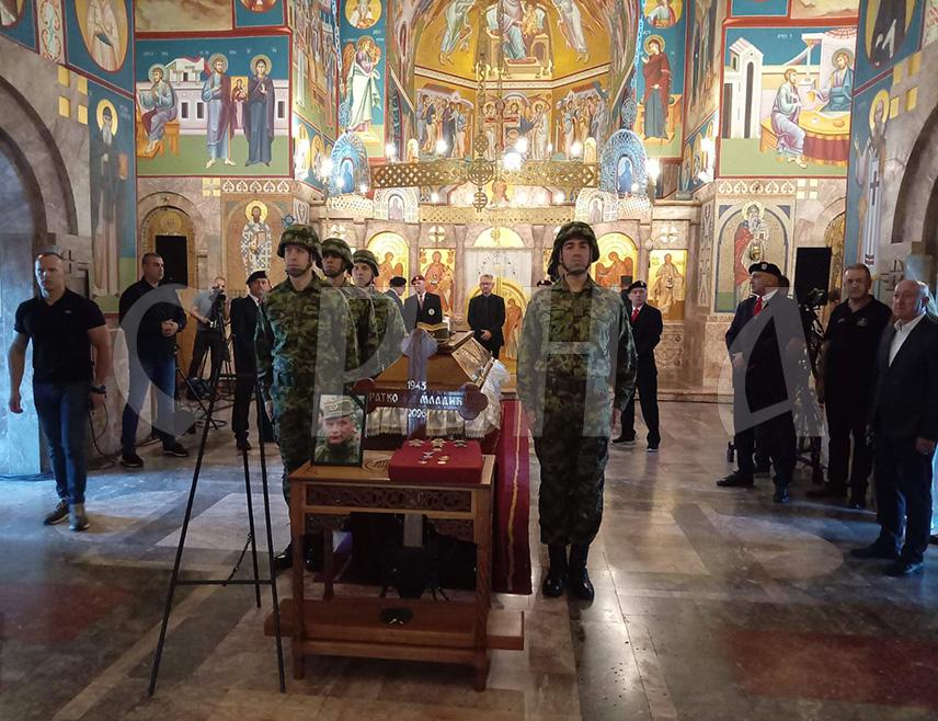 БЕОГРАД, 7. СЕПТЕМБРА /СРНА/ - Ковчег са тијелом генерала Ратка Младића изложен је у цркви Светог Луке у београдском насељу Видиковац, гдје ће од њега моћи да се опросте пријатељи и поштоваоци.