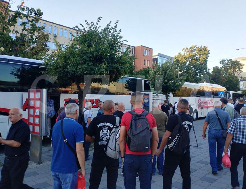 БИЈЕЉИНА, 7. СЕПТЕМБРА /СРНА/ - На сахрану генерала Ратка Младића у Београду грађани Бијељине кренули су јутрос организовано у 12 аутобуса, рекао је Срни предсједник Градске борачке организације Миодраг Стевановић.