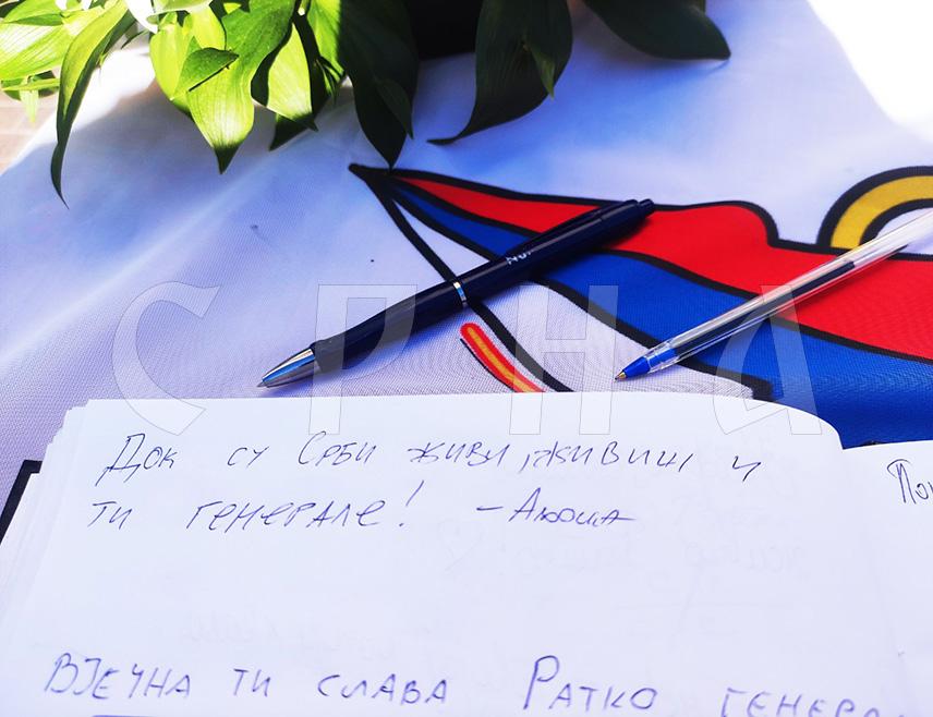 БАЊАЛУКА, 7. СЕПТЕМБРА /СРНА/ - "Док су Срби живи, живиш и ти, генерале" - једна је од најсвјежијих порука које су у Бањалуци борци Војске Републике Српске уписали у књигу жалости отворену поводом смрти генерала Ратка Младића.