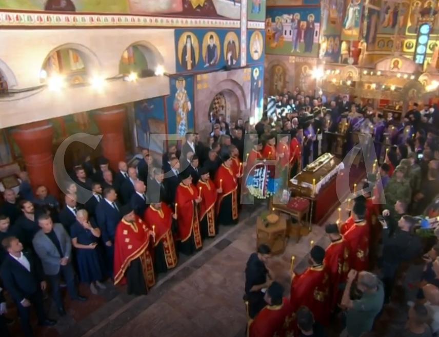 БЕОГРАД, 7. СЕПТЕМБРА /СРНА/ - Његова светост патријарх српски Порфирије служи опијело генералу Ратку Младићу у Цркви Светог Луке у београдском насељу Видиковац.