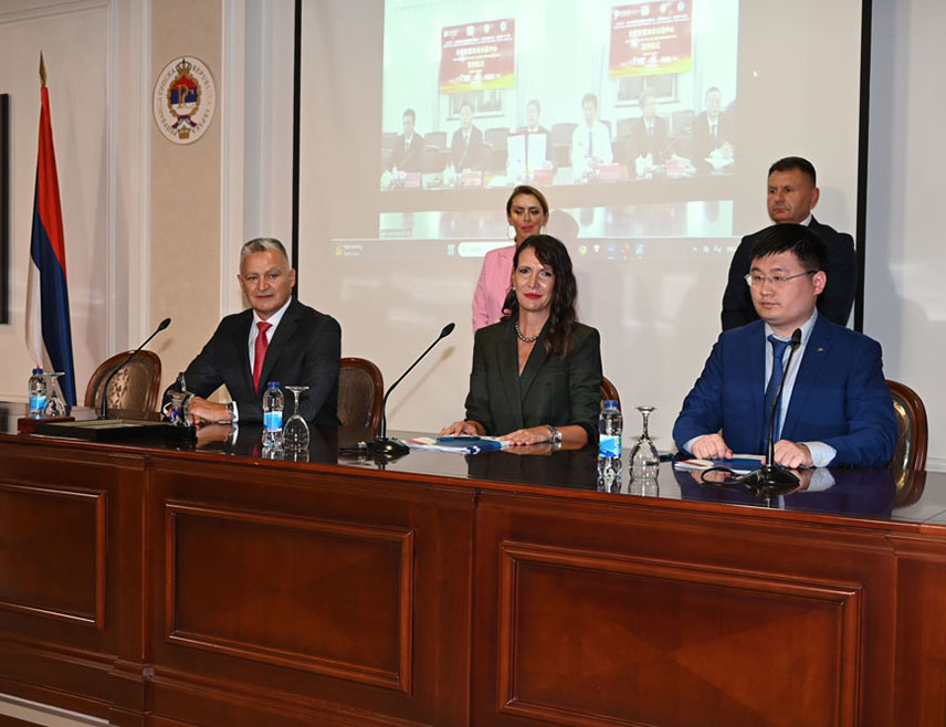 ИСТОЧНО САРАЈЕВО, 7. СЕПТЕМБРА /СРНА/ - Представници Универзитета у Источном Сарајеву и двије кинеске компаније потписали су у Бањалуци уговор о донацији високотехнолошке опреме за Заједничку лабораторију за паметну пољопривредну технологију и опрему.