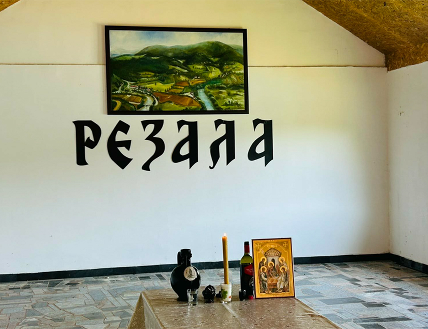 ДЕЧАНИ, 7. СЕПТЕМБРА /СРНА/ - У селу Резала на Косову и Метохији 4. септембра срушено је најмање девет кућа и зграда мјесне заједнице Свете Tројице, а не шест објеката како је првобитно навела такозвана косовска полиција, објавио је манастир Високи Дечани на мрежи "Икс".
