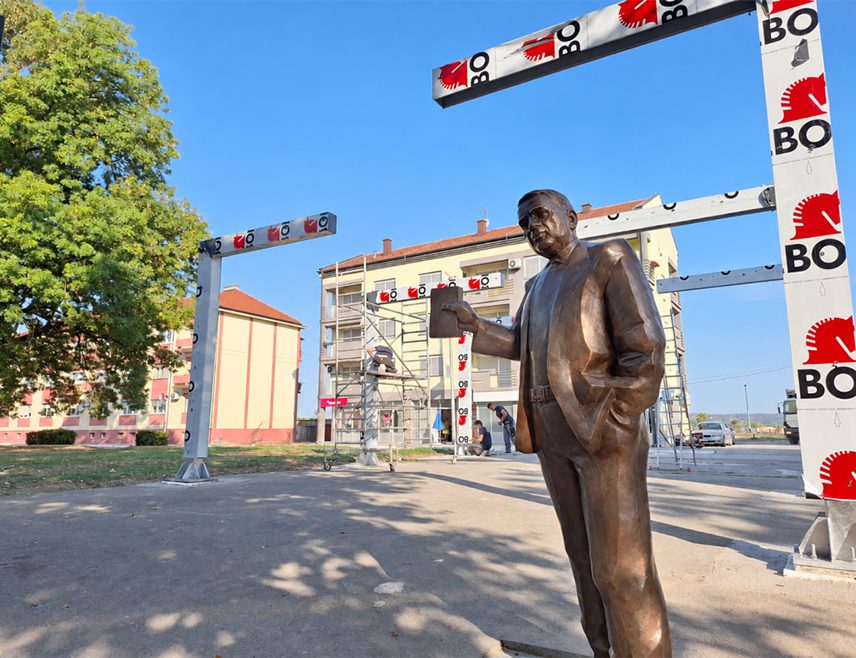 БРОД, 10. СЕПТЕМБРА /СРНА/ - Скулптура посвећена пјеснику Душку Tрифуновићу биће сутра откривена у његовом родном Броду.