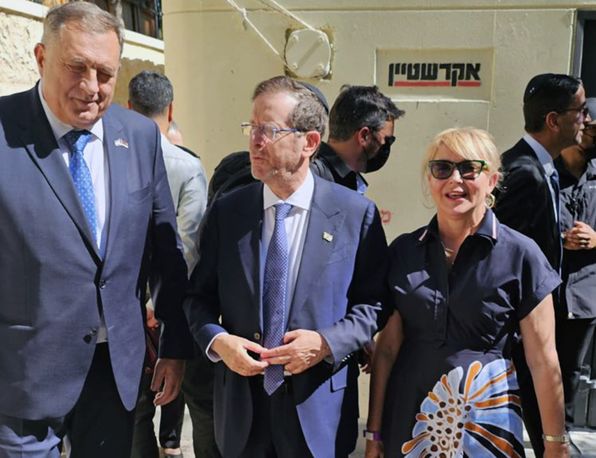 JERUSALEM, SEPTEMBER 8 /SRNA/ – President Milorad Dodik met today in Jerusalem with Israeli President Isaac Herzog during a national memorial service in honour of former Israeli President and Prime Minister Shimon Peres, which he is attending as an honorary guest, SRNA’s correspondent reports.