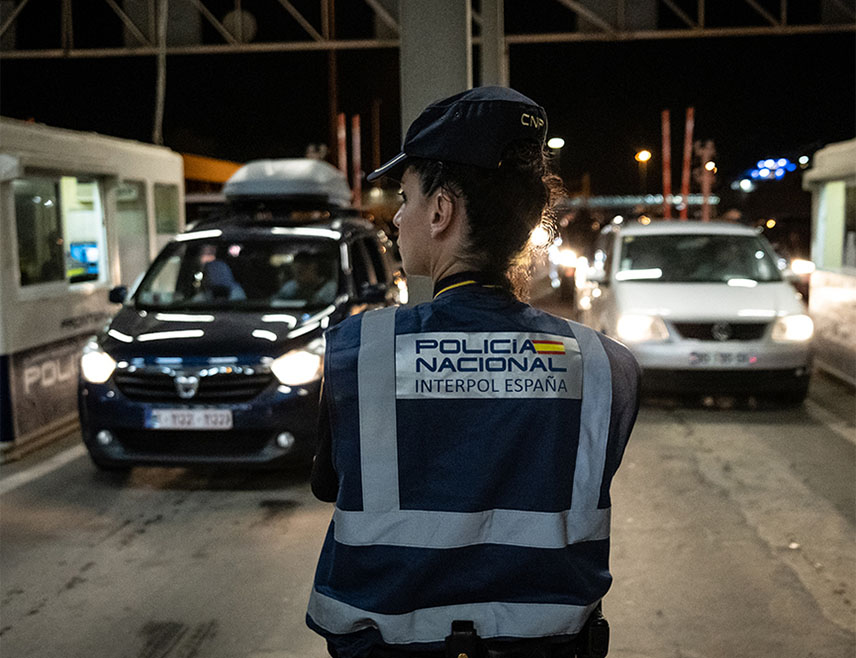 МАДРИД, 8. СЕПТЕМБРА /СРНА-Ројтерс/ - Шпанска полиција саопштила је да је, у сарадњи са Европолом, разбила међународну илегалну банкарску мрежу која је била на услузи неким од највећих кријумчара кокаина, при чему је ухапшено 21 лице и заплијењена имовина вриједна више од 20 милиона евра.