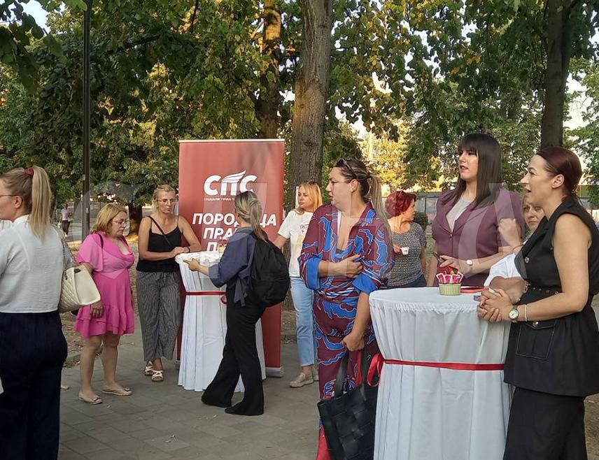 БАЊАЛУКА, 8. СЕПТЕМБРА /СРНА/ - Форум жена Социјалистичке партије Српске /СПС/ Бањалука вечерас је у Парку "Младен Стојановић" започео активност "Хиљаду разговора", кроз коју ће у наредним данима разговарати са грађанима Бањалуке.