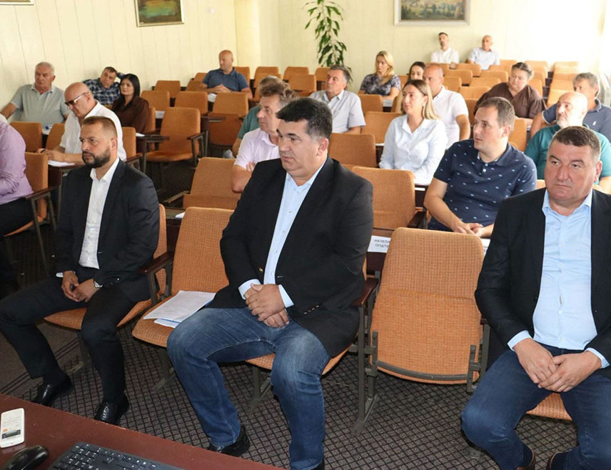 ЛОПАРЕ, 8. СЕПTЕМБРА /СРНА/ - Водоснабдијевање у Лопарама било је тема данашње сједнице Скупштине општине на којој су предочене мјере које се проводе како би овај проблем, посебно изражен у сушном периоду, био трајно ријешен.