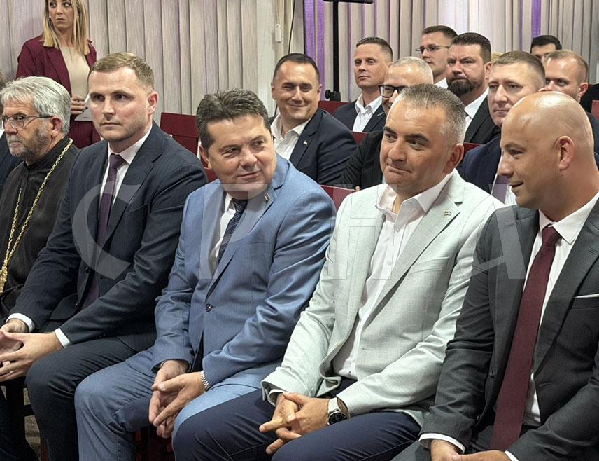 СТАНАРИ, 9. СЕПТЕМБРА /СРНА/ - У Станарима је, минутом ћутања за све преминуле српске војсковође, почела свечана aкадемија у част обиљежавања Дана општине, којој присуствују предсједник Владе Републике Српске Саво Минић и предсједник Народне скупштине Српске Ненад Стевандић.