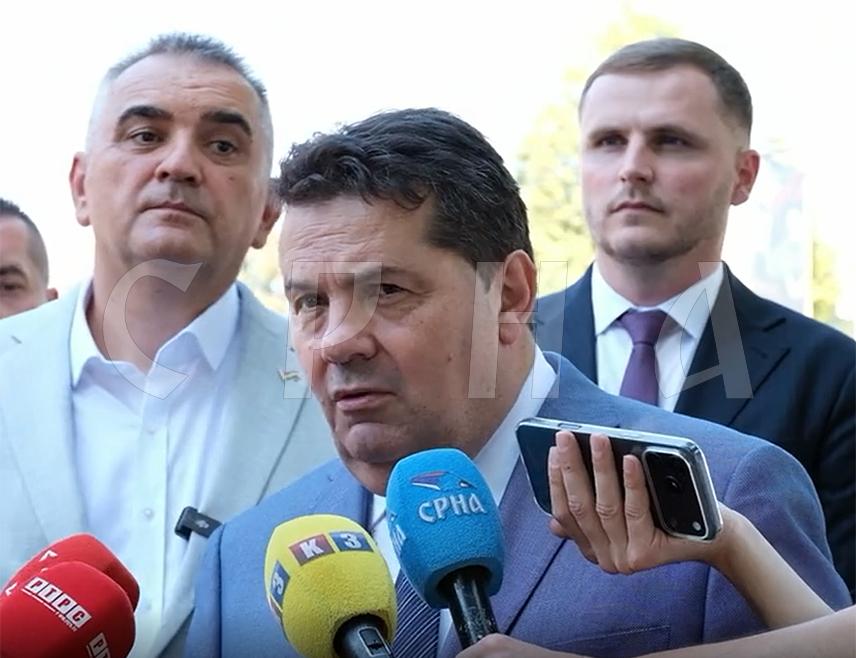 СТАНАРИ, 9. СЕПТЕМБРА /СРНА/ - Предсједник Народне скупштине Републике Српске Ненад Стевандић изјавио је да у Сарајеву увијек траже неки алиби за мржњу према Србима, а тренутно им је окидач сахрана генерала Ратка Младића.