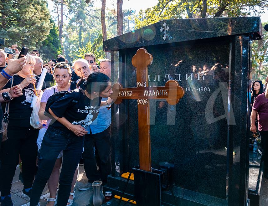 МОСКВА, 9. СЕПТЕМБРА /СРНА/ - Независна политика Београда не да мира Бриселу и зато ЕУ жели да изазове "општенационално кајање" међу Србима, али Срби немају због чега да се кају, поручила је портпарол руског Министарства спољних послова Марија Захарова, говорећи о реакцији Уније на сахрану генерала Ратка Младића.