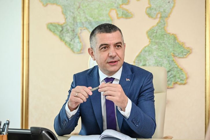 ШЕКОВИЋИ, 10. СЕПТЕМБРА /СРНА/ - Трећа Конференција младих у пољопривреди доказ је да у Републици Српској расте нова генерација образованих младих људи спремних да се суоче са изазовима и своје знање и технологије примијене како би пољопривредну производњу подигли на виши ниво, рекао је помоћник министра пољопривреде, шумарства и водопривреде Саша Лалић.