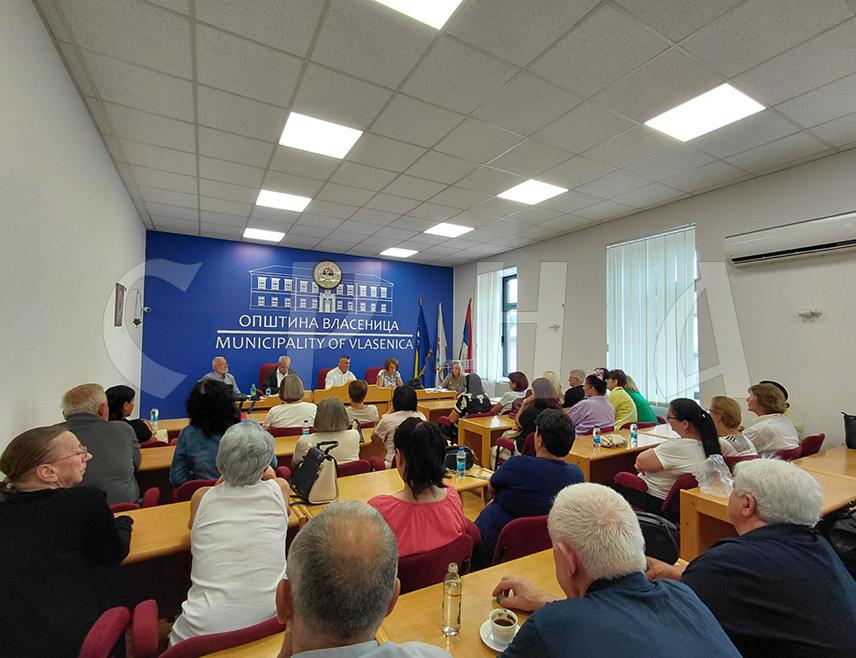 ВЛАСЕНИЦА, 10. СЕПТЕМБРА /СРНА/ – Представници Општинске управе Власеница и борачких категорија усагласили су данас пројекат реконструкције војничког гробља и изградње новог спомен-комплекса вриједности око 840.000 КМ, који ће бити реализован уз подршку Владе Републике Српске.