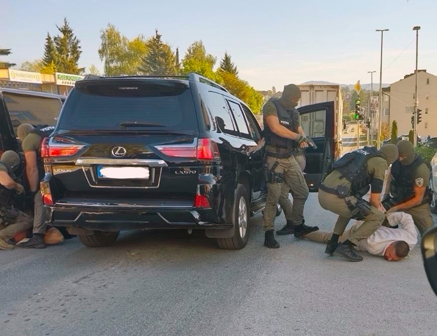САРАЈЕВО, 10. СЕПТЕМБРА /СРНА/ - Суд БиХ одредио је једномјесечни притвор Милутину Даниловићу и Владимиру Грубачићу, ухапшенима у акцији МУП-а Републике Српске под сумњом да су као дио међународног ланца вршили набавку и транспорт дроге, сазнаје Срна.