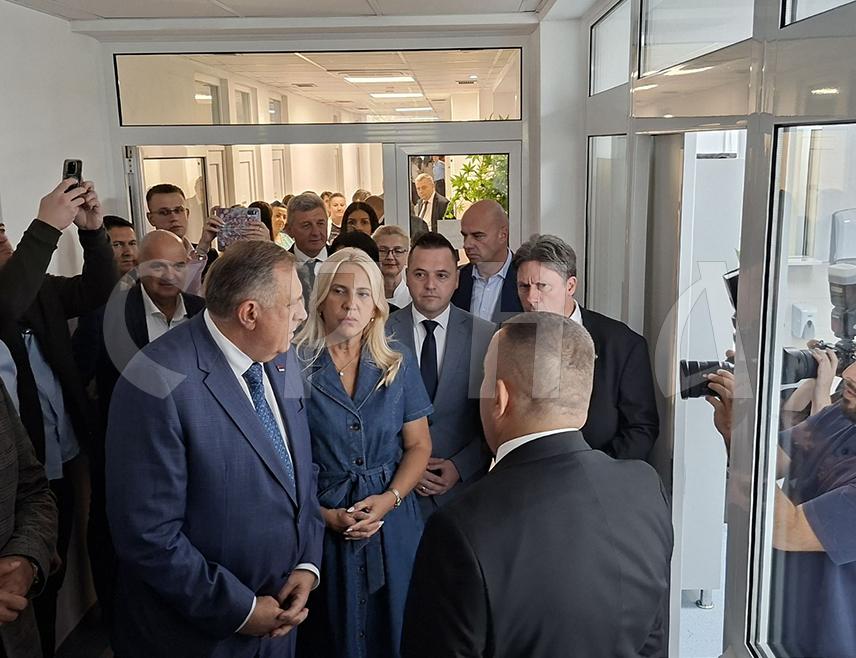 ФОЧА, 12. СЕПТЕМБРА /СРНА/ - Предсједник Владе Републике Српске Саво Минић, српски члан Предсједништва Жељка Цвијановић и предсједник Милорад Додик у посјети су Универзитетској болници Фоча.