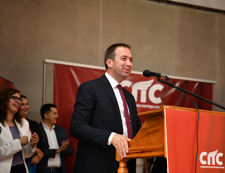 ШИПОВО, 12. СЕПТЕМБРА /СРНА/ - Социјалистичка партија Српске /СПС/ представила је данас на трибини у Шипову кандидате за Народну скупштину Републике Српске и Представнички дом Парламентарне скупштине БиХ, као и кључне смјернице политичког програма.