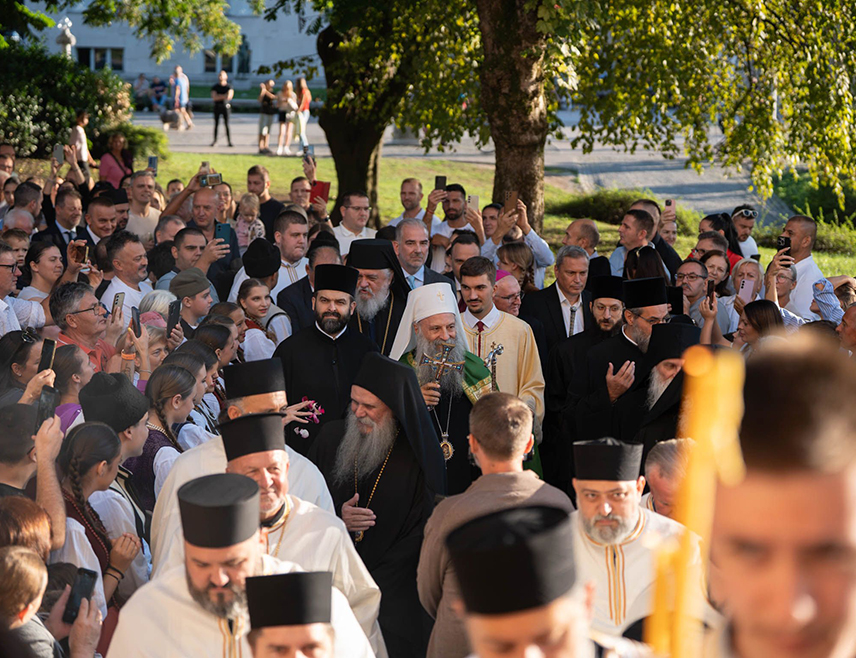 БЕОГРАД, 13. СЕПTЕМБРА /СРНА/ - Његова светост патријарх српски Порфирије свечано је дочекан у цркви Свете браће Кирила и Методија у Љубљани гдје борави поводом 90 година од завршетка градње овог храма Српске православне цркве /СПЦ/.