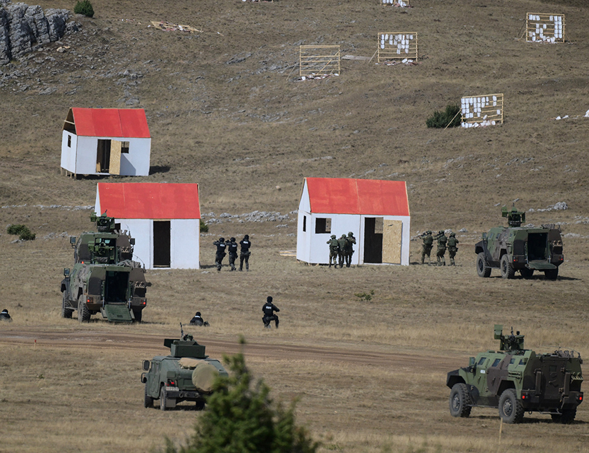 БЕОГРАД, 13. СЕПТЕМБРА /СРНА/ - На војном полигону Пештер завршена је здружена тактичка војна вјежба са бојевим гађањем "Победник 2026" на којој је, уз учешће више од 2.000 припадника Војске Србије, приказано најсавременије наоружање и оспособљеност припадника војске за ефикасно заједничко дјеловање у кратком року.