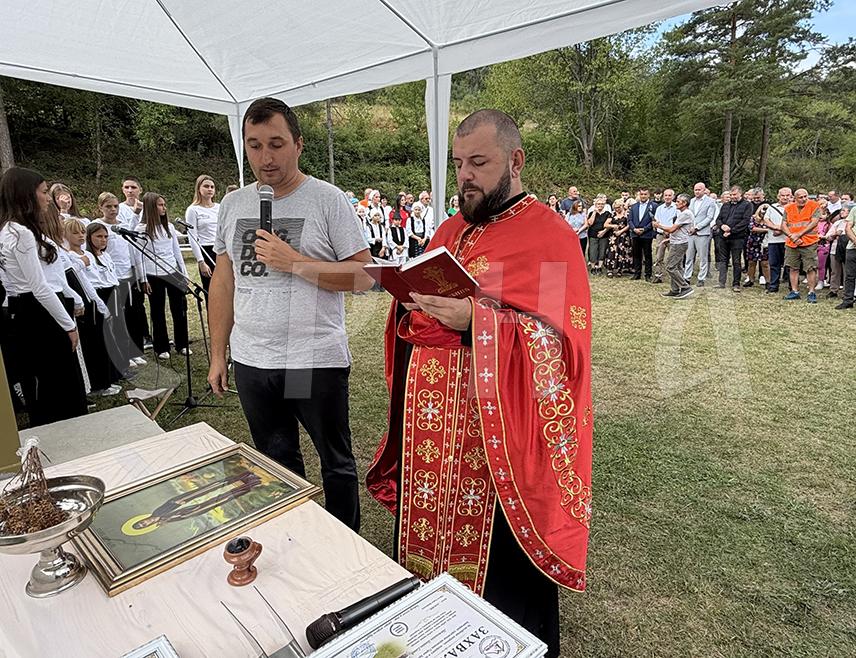 ЛУКАВАЦ, 13. СЕПТЕМБРА /СРНА/ - У Бријесници Горњој код Лукавца одржан је 12. Завичајни сабор Бријесничана и пољска јесења молитва, који су окупили расељене Србе са тог подручја с циљем да обезбиједе услове за одрживи повратак, јер је послије 31  годинe у селу које је бројало 570 становника, а 1995. године сравњено до темеља, обновљено само пет кућа и то властитим средствима.