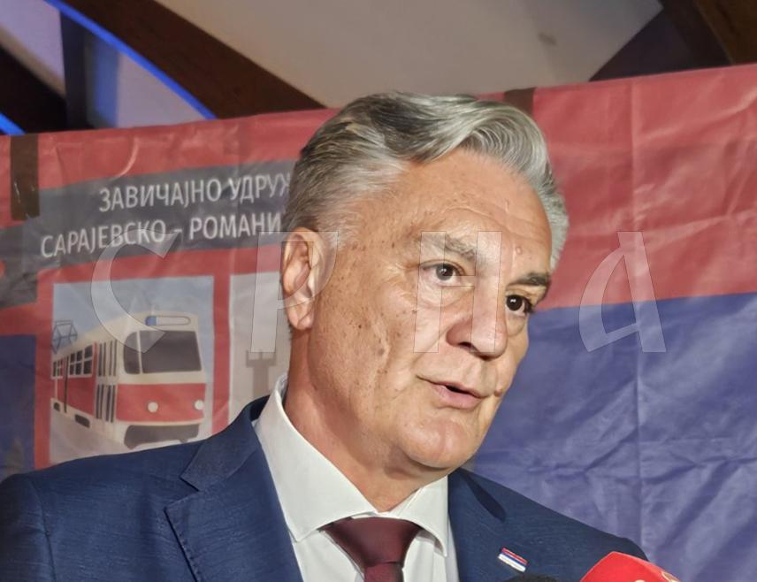БИЈЕЉИНА, 13. СЕПТЕМБРА /СРНА/ - Предсједник Републике Српске Синиша Каран изразио је задовољство да присуствује манифестацији "Сарајевска вече" у Бијељини и што има прилику да буде са својим Сарајлијама и Семберцима.