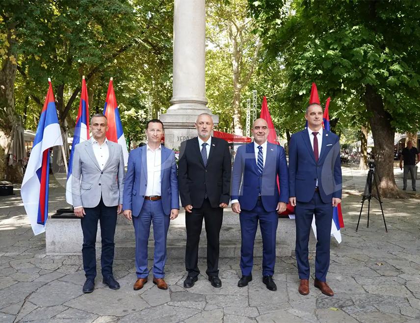 TРЕБИЊЕ, 15.СЕПТЕМБРА /СРНА/ - Делегација града Tребиња предвођена градоначелником Мирком Ћурићем и представници Конзуларне канцеларије Србије положили су цвијеће на Споменик ослободиоцима у Првом свјетском рату поводом Дана српског јединства, слободе и националне заставе.