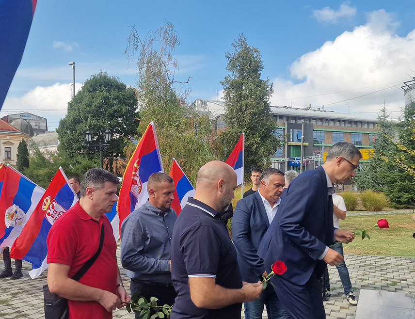 БРЧКО, 15. СЕПTЕМБРА /СРНА/ - Полагањем ружа на Споменик српским браниоцима Брчког данас је у овом граду обиљежен Дан српског јединства, слободе и националне заставе, те поручено да страначке разлике морају остати по страни и да је српски народ, када је у питању одбрана националних интереса, увијек под једном заставом.