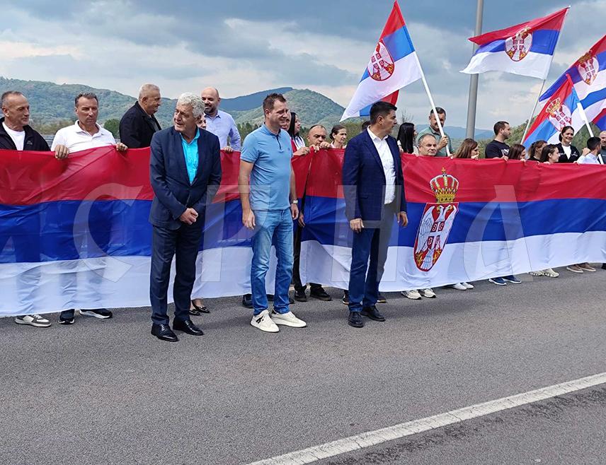 БРАТУНАЦ, 15. СЕПТЕМБРА /СРНА/ - Спајањем застава Републике Српске и Србије и сусретом делегација Братунца и Љубовије на мосту Братољуб на ријеци Дрини данас је обиљежен Дан српског јединства и националне заставе.