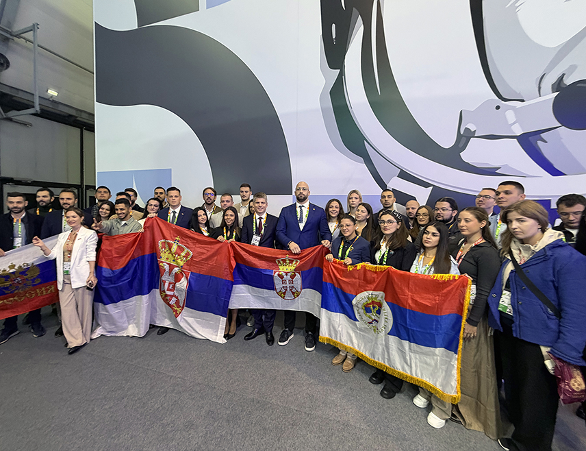 ШАМАЦ, 15. СЕПTЕМБРА /СРНА/ - Млади из Србије и Републике Српске искористили су учешће на Свјетском самиту младих у Јекатеринбургу да достојно представе српску културу, историју и традицију, изјавила је Срни предсједник Клуба историчара "Посавина" из Шамца Маја Видовић која је учествовала на овом скупу.