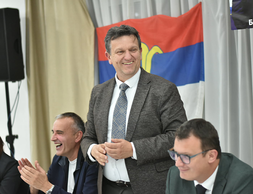ВЛАСЕНИЦА, 15. СЕПТЕМБРА /СРНА/ - Кандидат СДС-а за предсједника Републике Српске Бранко Блануша рекао је на предизборном скупу у Власеници да треба створити услове да млади виде шансу за себе у Српској.