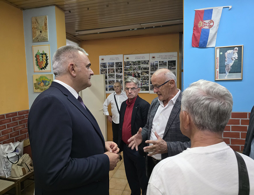 БАЊАЛУКА, 16. СЕПТЕМБРА /СРНА/ - Предсједник Владе Републике Српске Саво Минић састао се јутрос са члановима Клуба војних пензионера у Бањалуци, а једна од тема разговора била је сигурна будућност Српске.