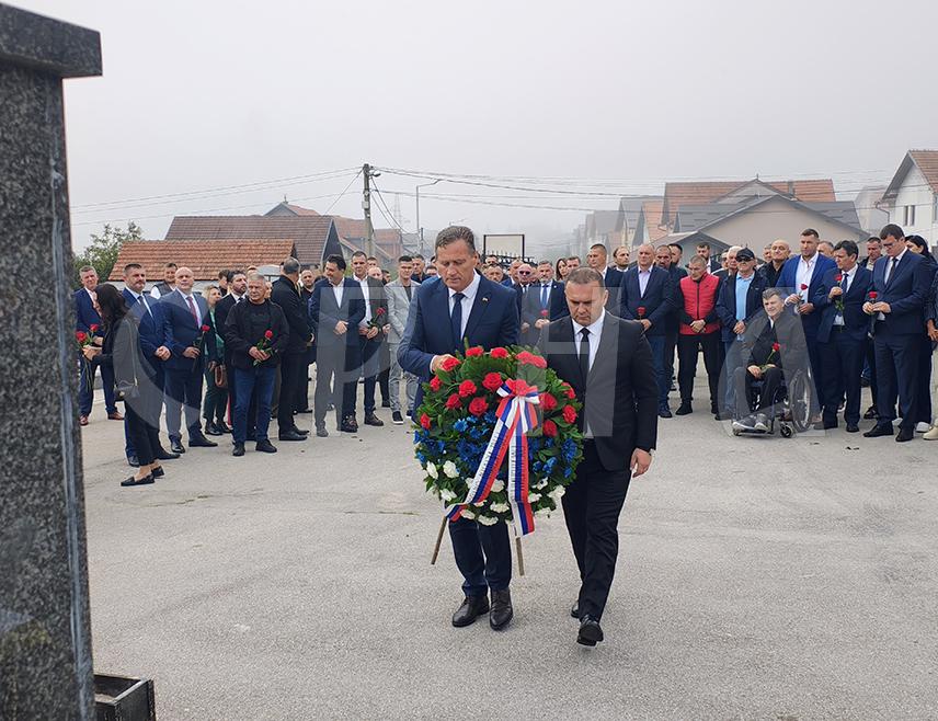 SOKOLAC, SEPTEMBER 16 /SRNA/ - As part of the observance of the Day and Patron Saint’s Day of the City of istočno Sarajevo - St. Peter of Dabar-Bosnia - a memorial service for fallen soldiers of the 1992-1995 Defensive-Patriotic War was held today at the New Zejtinlik military memorial cemetery in Sokolac, followed by the laying of wreaths and flowers at the central memorial cross.