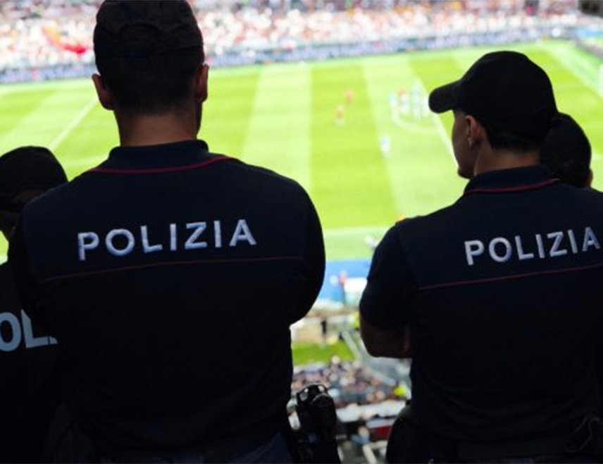 РИМ, 16. СЕПТЕМБРА /СРНА-Ројтерс/ - Укупно 16 навијача "Роме" добило је забрану уласка на стадионе широм Италије након што су током утакмице Серије А на домаћем терену против "Аталанте" показали фашистички поздрав испруженом десницом, саопштила је римска полиција.