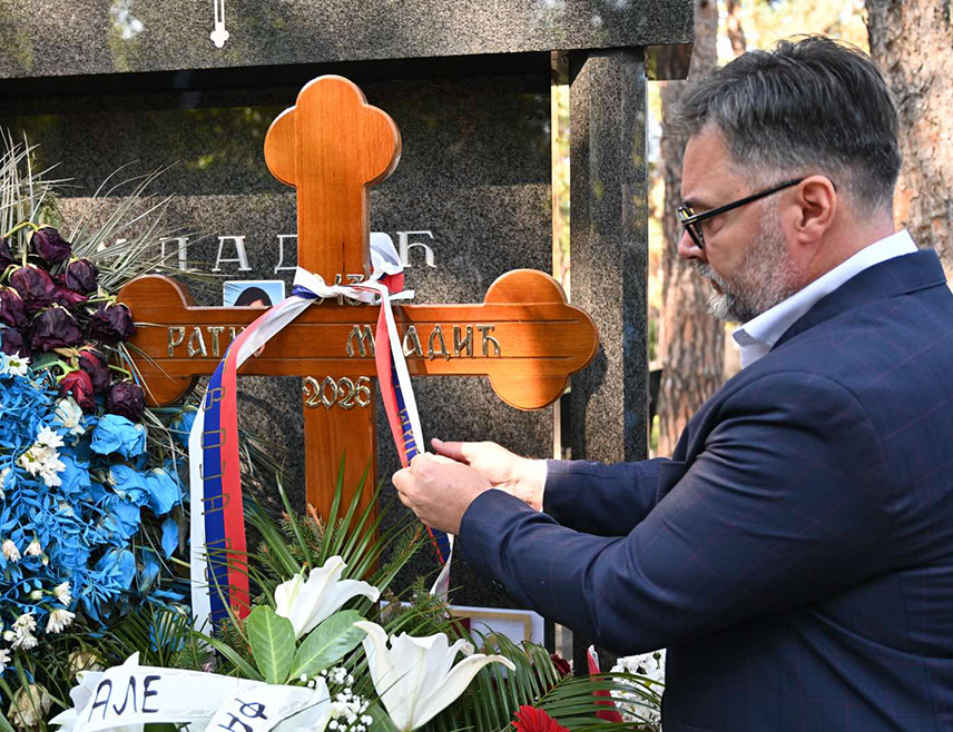 БЕОГРАД, 16. СЕПТЕМБРА /СРНА/ - Замјеник предсједавајуће Савјета министара и министар спољне трговине и економских односа Сташа Кошарац посјетио је данас у Београду гроб генерала Ратка Младића.
