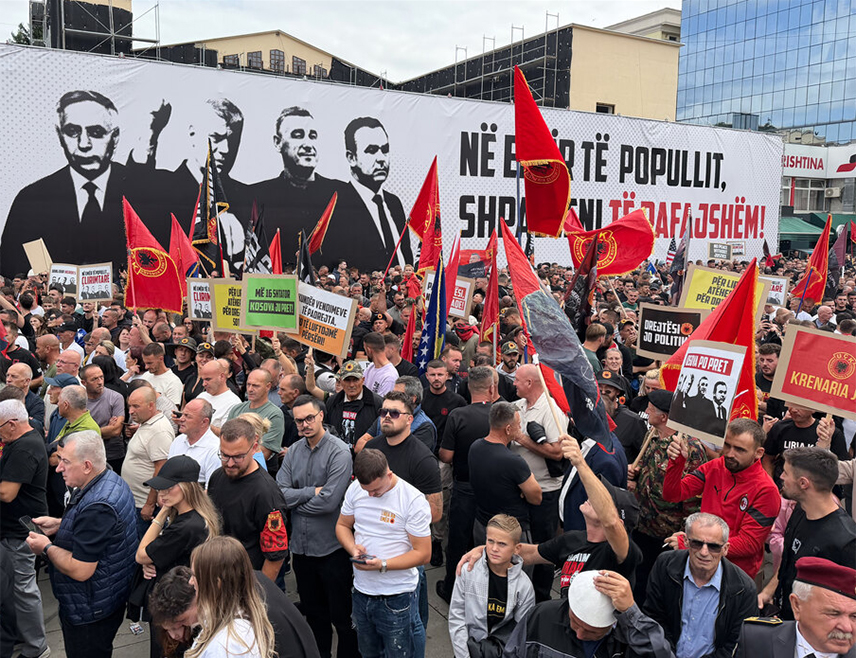 ПРИШТИНА, 16. СЕПТЕМБРА /СРНА/ - Више хиљада Албанаца пратило је у центру Приштине организовани пренос уживо изрицања пресуде четворици вођа такозване ОВК, носећи заставе са амблемом те терористичке организације и фотографије оптужених.