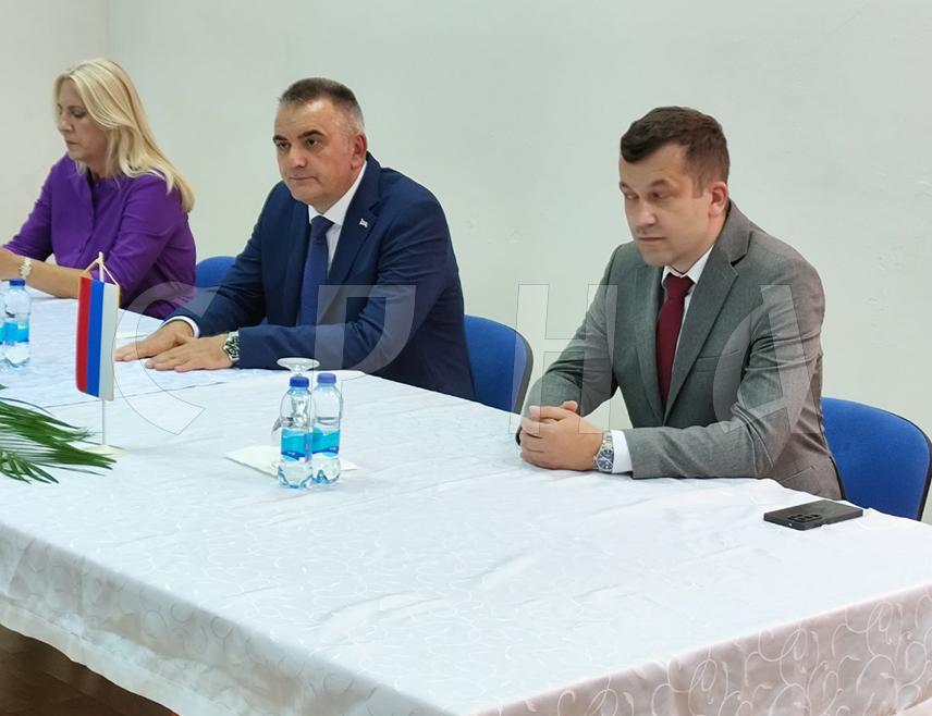 СРЕБРЕНИЦА, 16. СЕПТЕМБРА /СРНА/ - Кандидат СНСД-а за предсједника Републике Српске Саво Минић поручио је данас да Сребреница има перспективу и да СНСД, као озбиљна политичка партија, може да обезбиједи нова радна мјеста у овој локалној заједници.