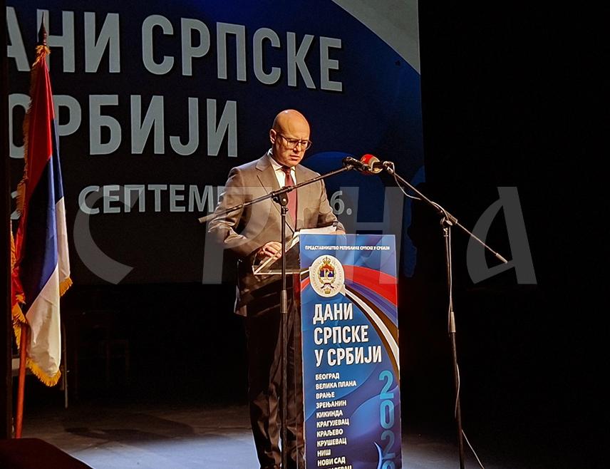 БЕОГРАД, 16. СЕПТЕМБРА /СРНА/ - Изасланик предсједник Србије Милош Вучевић рекао је
на отварању манифестације "Дани Српске у Србији" да су слога и саборности од српског постања до данас били кључни за српски народ и државни опстанак.