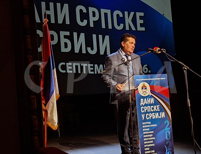 БЕОГРАД, 16. СЕПТЕМБРА /СРНА/ - Предсједник Народне скупштине Републике Српске Ненад Стевандић поручио је вечерас у Београду на свечаном отварању манифестације "Дани Српске у Србији" да су Срби несаломиви када су јединствени.