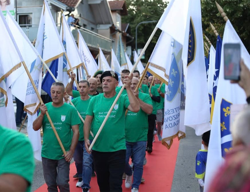 SARAJEVO, SEPTEMBER 17 /SRNA/ - A parade in Ključ by veterans of the so-called Army of BiH, accompanied by chants of "Takbir, Allahu Akbar" and wartime imagery, on the day when, in 1995, around 60 Serb civilians were killed in the municipality, 1,400 Serb homes in 45 villages and hamlets were burned down, and 14 Orthodox churches and parish homes were destroyed, has alarmed the few remaining Serbs in the area, the Committee for the Protection of the Rights of Serbs in the FBiH warned.