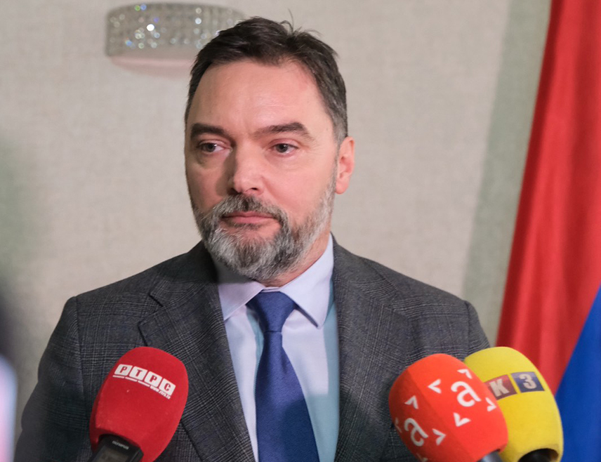 ИСТОЧНО САРАЈЕВО, 17. СЕПТЕМБРА /СРНА/ - Замјеник предсједавајуће Савјета министара Сташа Кошарац честитао је градоначелнику Љубиши Ћосићу Дан града и крсну славу – Светог Петра Дабробосанског, истичући да је Источно Сарајево један од најснажнијих симбола борбе за слободу, опстанак и Републику Српску.