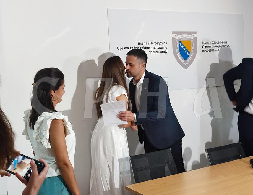 БАЊАЛУКА, 17. СЕПТЕМБРА /СРНА/ - Руководство Управе за индиректно опорезивање /УИО/ БиХ данас је у Бањалуци уручило прва два рјешења за поврат ПДВ-а на куповину прве некретнине корисницима из Добоја и Бањалуке.